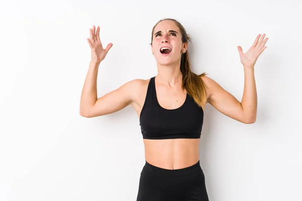 Jonge Blanke Fitness Vrouw Poseren Een Witte Achtergrond Schreeuwen Naar — Stockfoto