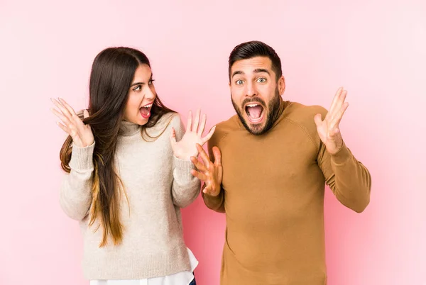 Jong Kaukasisch Paar Geïsoleerd Vieren Van Een Overwinning Succes Hij — Stockfoto