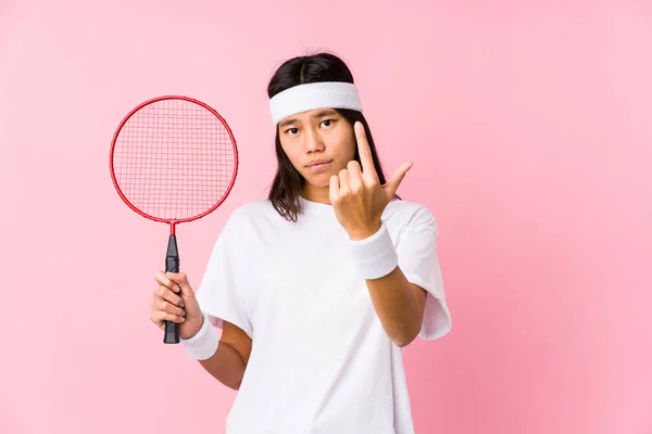 Joven Mujer China Jugando Bádminton Fondo Rosa Apuntando Con Dedo — Foto de Stock