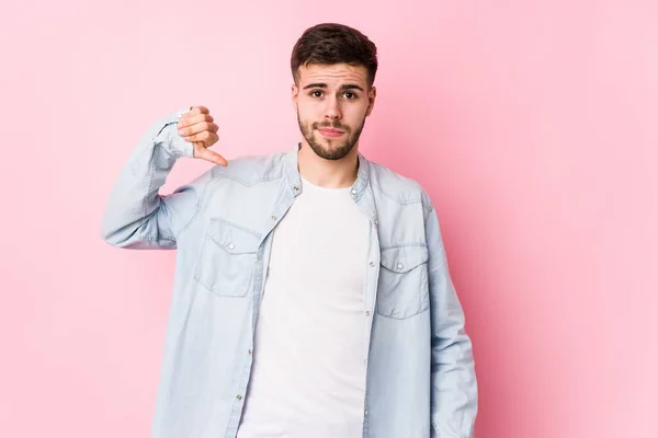 Homem Negócios Caucasiano Jovem Posando Fundo Branco Isolado Mostrando Gesto — Fotografia de Stock