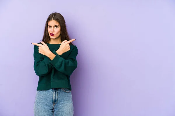 Mulher Caucasiana Jovem Isolado Pontos Fundo Roxo Lateralmente Está Tentando — Fotografia de Stock