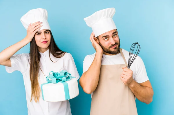 Jeune Couple Cuisinant Gâteau Ensemble Isolé Montrant Geste Déception Avec — Photo