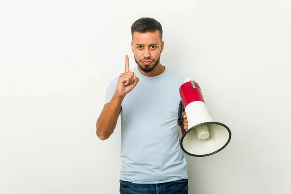 Junger Asiatischer Mischling Mit Megafon Das Die Nummer Eins Mit — Stockfoto