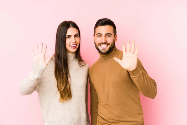 Jeune Couple Caucasien Isolé Montrant Numéro Dix Avec Les Mains — Photo