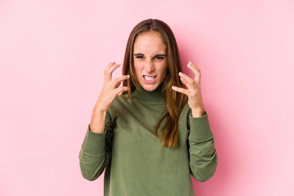 Joven Mujer Caucásica Posando Aislado Molesto Gritando Con Las Manos —  Fotos de Stock