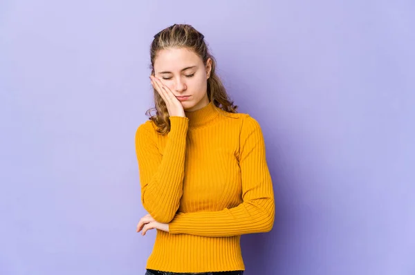 Mulher Caucasiana Jovem Fundo Roxo Que Está Entediado Fatigado Precisa — Fotografia de Stock