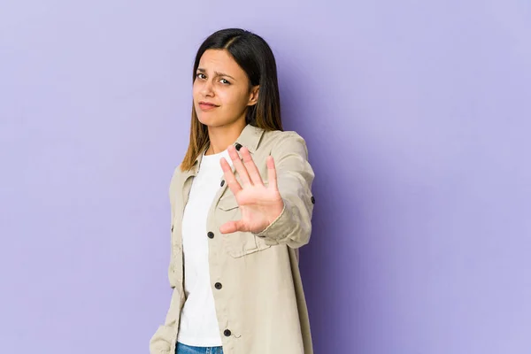 Junge Frau Isoliert Auf Violettem Hintergrund Und Weist Eine Geste — Stockfoto