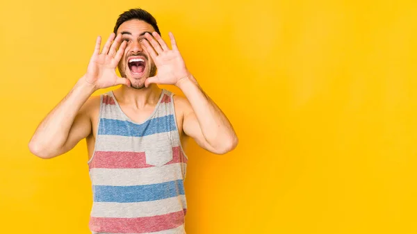 Joven Caucásico Hombre Aislado Amarillo Bakground Gritando Emocionado Frente — Foto de Stock