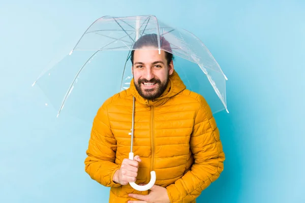 長い髪をした若い男が傘を持っている孤立した笑いと楽しみを持っている — ストック写真