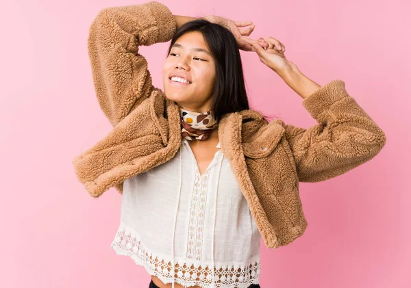 Jovem Mulher Asiática Esticando Braços Relaxado Posição — Fotografia de Stock