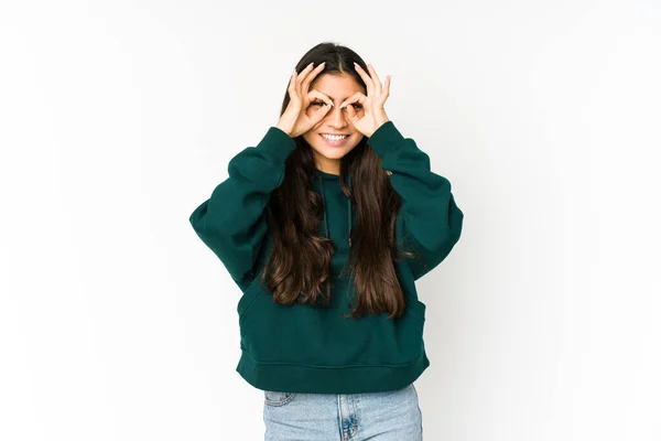 Jovem Indiana Mulher Isolado Roxo Fundo Animado Mantendo Gesto Olho — Fotografia de Stock