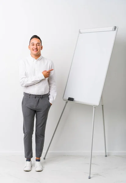Young Latin Coaching Man Whiteboard Isolated Smiling Pointing Aside Showing — Stock Photo, Image