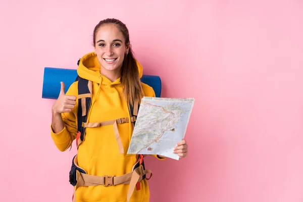 Junge Reisende Kaukasierin Isoliert Lächelnd Und Erhobenen Daumen — Stockfoto