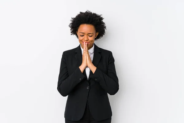 Μεσήλικας Αφροαμερικανίδα Επιχειρηματίας Λευκό Φόντο Απομονωμένη Κρατώντας Χέρια Στο Προσεύχομαι — Φωτογραφία Αρχείου