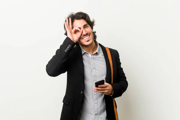 Mladý Obchodník Drží Telefon Vzrušený Udržet Gesto Očích — Stock fotografie