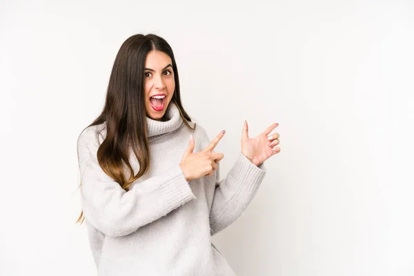 Mujer Caucásica Joven Aislada Sobre Fondo Blanco Apuntando Con Los — Foto de Stock