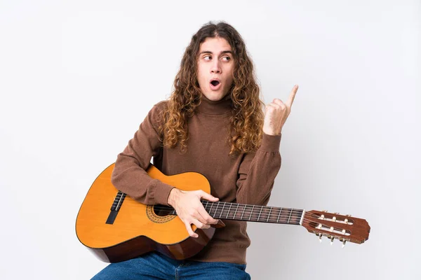 Joven Hombre Caucásico Tocando Guitarra Aislado Señalando Hacia Lado —  Fotos de Stock