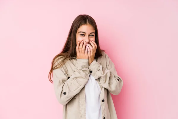 Joven Mujer Caucásica Posando Fondo Rosa Riendo Algo Cubriendo Boca — Foto de Stock