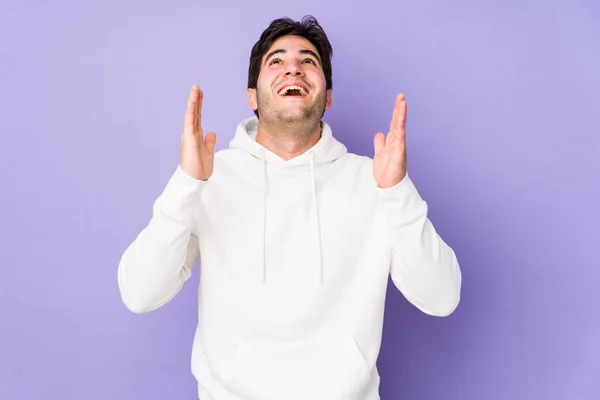 Junger Mann Auf Violettem Hintergrund Lacht Laut Aus Und Hält — Stockfoto