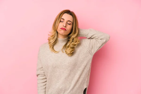 Młoda Blondynka Urocza Kobieta Nosi Sweter Izolowane Cierpienie Ból Szyi — Zdjęcie stockowe