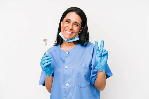 Dişçi Kadın Beyaz Arka Planda Izole Edilmiş Numarayı Parmaklarıyla Gösteriyor — Stok fotoğraf