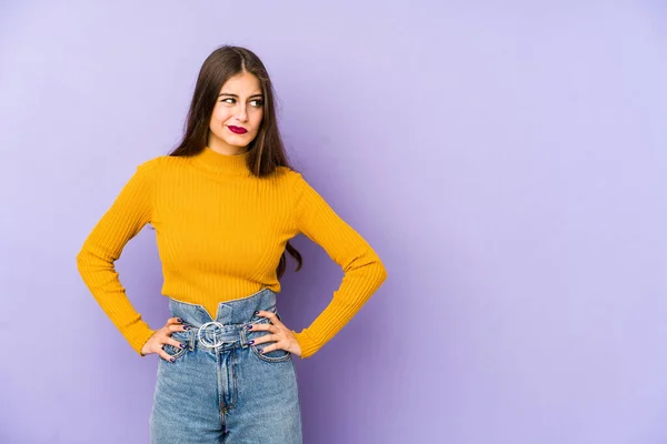 Mulher Caucasiana Jovem Isolado Fundo Roxo Confuso Sente Duvidoso Inseguro — Fotografia de Stock