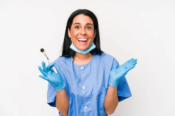 Mujer Dentista Aislada Sobre Fondo Blanco Sorprendida Conmocionada —  Fotos de Stock