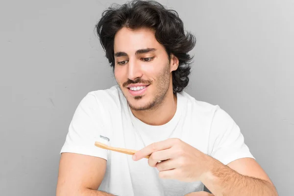 Jonge Blanke Man Schoonmaken Van Zijn Tanden Met Een Tandenborstel — Stockfoto