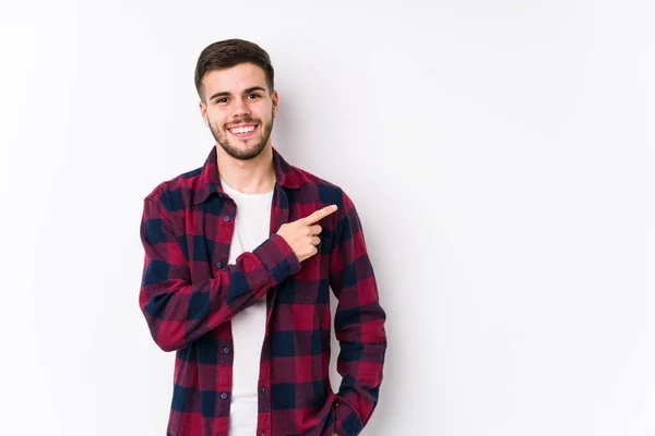 Jonge Blanke Man Poseren Een Witte Achtergrond Geïsoleerd Glimlachen Wijzen — Stockfoto