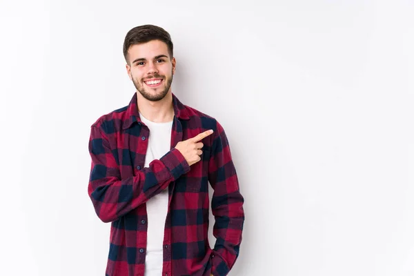 Jovem Caucasiano Posando Fundo Branco Isolado Sorrindo Apontando Para Lado — Fotografia de Stock