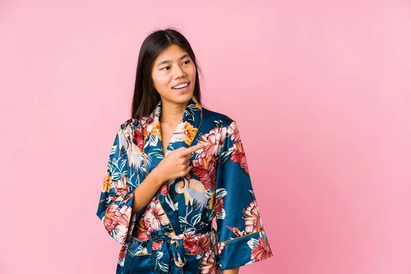 Giovane Donna Asiatica Indossa Pigiama Kimono Sorridente Indicando Parte Mostrando — Foto Stock