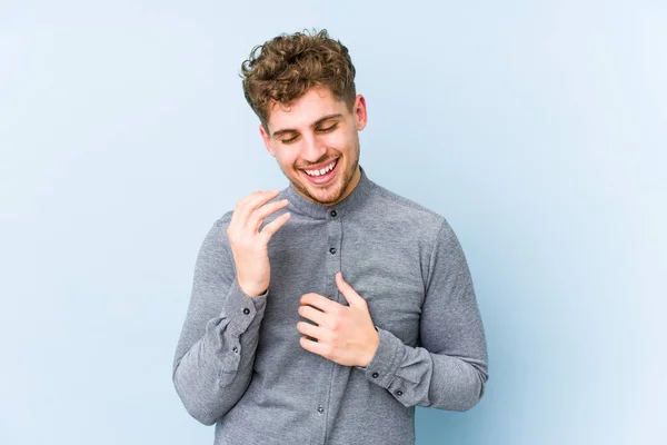 Jovem Loiro Cabelo Encaracolado Caucasiano Homem Isolado Alegre Rindo Muito — Fotografia de Stock