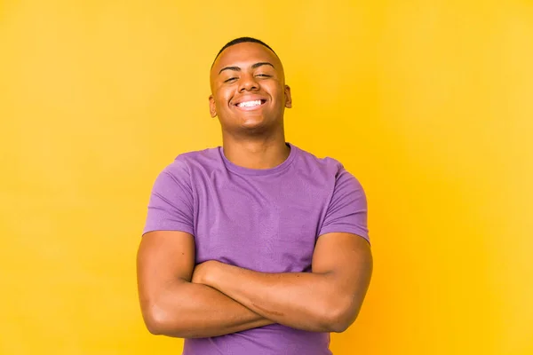 Jonge Latijn Man Geïsoleerd Gele Achtergrond Lachen Plezier Hebben — Stockfoto