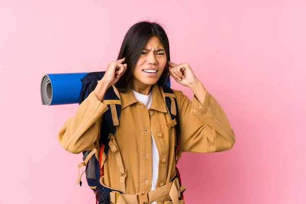 Junge Chinesin Isoliert Die Ohren Mit Händen Bedeckt — Stockfoto