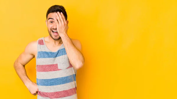 Jonge Blanke Man Geïsoleerd Gele Bakgrond Plezier Hebben Die Helft — Stockfoto