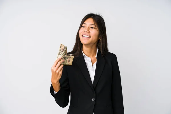 Młody Chiński Biznes Kobieta Posiadające Pieniądze Odizolowane — Zdjęcie stockowe