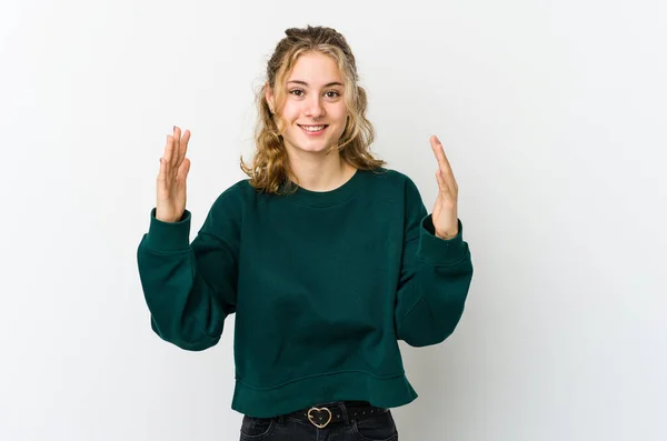 Joven Mujer Caucásica Sobre Fondo Blanco Recibiendo Una Agradable Sorpresa — Foto de Stock