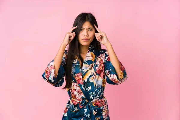 Jovem Mulher Asiática Vestindo Pijama Quimono Focado Uma Tarefa Mantendo — Fotografia de Stock