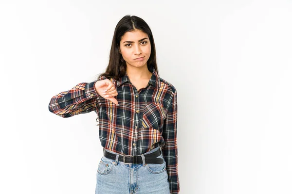 Jonge Indiaanse Vrouw Geïsoleerd Paarse Achtergrond Toont Een Afkeer Gebaar — Stockfoto