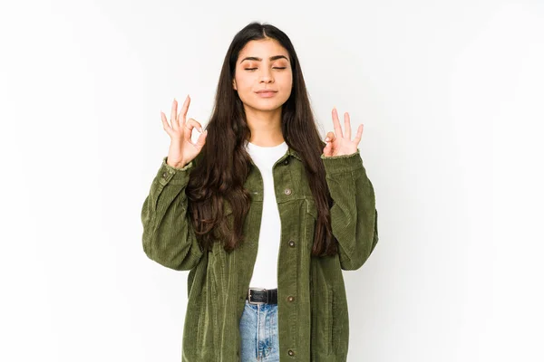 Jonge Indiase Vrouw Geïsoleerd Paarse Achtergrond Ontspant Hard Werken Dag — Stockfoto