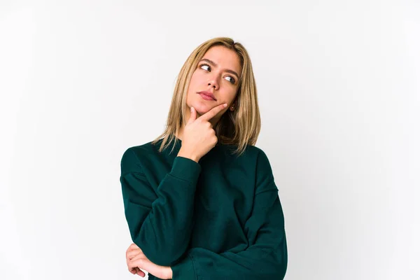 Joven Rubia Caucásica Aislada Contemplando Planeando Una Estrategia Pensando Camino — Foto de Stock