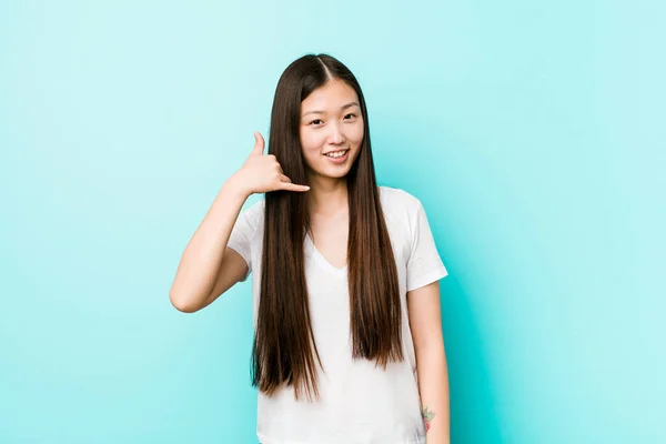 Junge Hübsche Chinesin Zeigt Handygeste Mit Fingern — Stockfoto