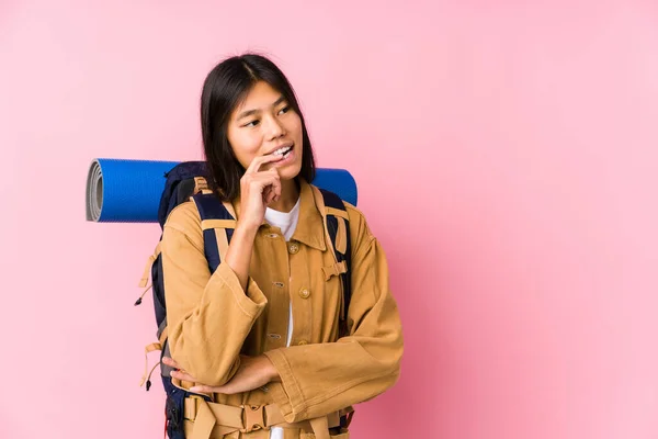 Jovem Chinesa Viajante Mulher Isolado Relaxado Pensando Algo Olhando Para — Fotografia de Stock