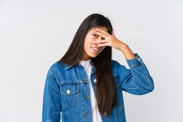 Ung Asiatisk Kvinna Blinkar Kameran Genom Fingrar Generad Täcker Ansiktet — Stockfoto