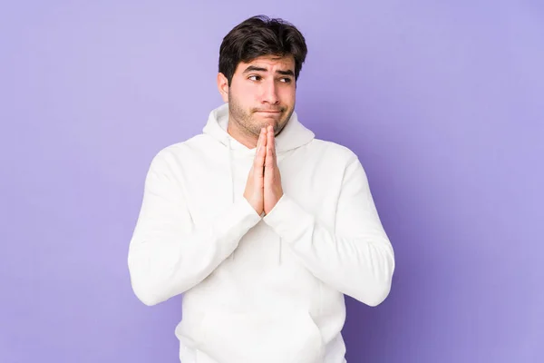 Jovem Isolado Fundo Roxo Orando Mostrando Devoção Pessoa Religiosa Procura — Fotografia de Stock