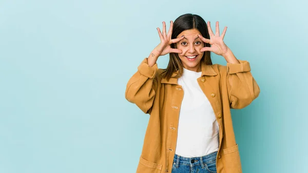 Mujer Joven Aislada Sobre Fondo Azul Manteniendo Los Ojos Abiertos —  Fotos de Stock