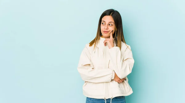 Mujer Joven Aislada Sobre Fondo Azul Contemplando Planificando Una Estrategia — Foto de Stock