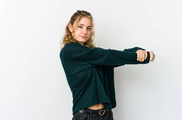 Jovem Caucasiana Branco Backrgound Esticando Braços Posição Relaxada — Fotografia de Stock