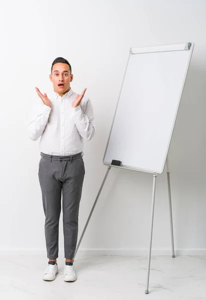 Young Latin Coaching Man Whiteboard Isolated Surprised Shocked — Stock Photo, Image