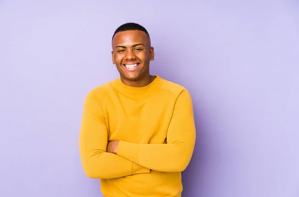 Jovem Latino Isolado Fundo Roxo Rindo Divertindo — Fotografia de Stock